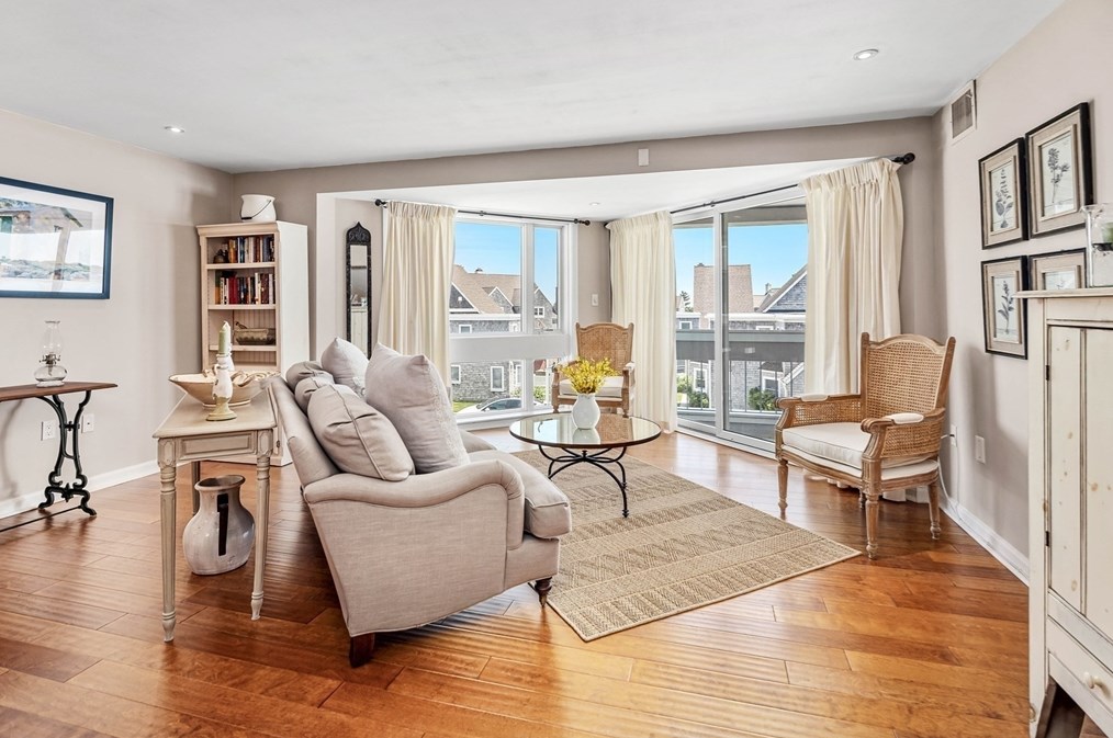 1 Commodore Ct #302, Hull, MA 02045