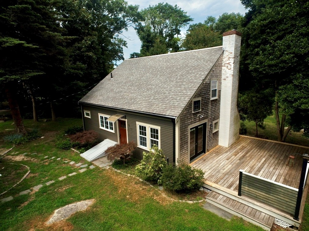 1 Stoneledge Rd, Dartmouth, MA 02748 exterior