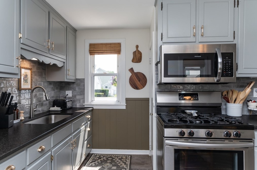 51 Maplehurst Ave, East Longmeadow MA  01028-1711 exterior