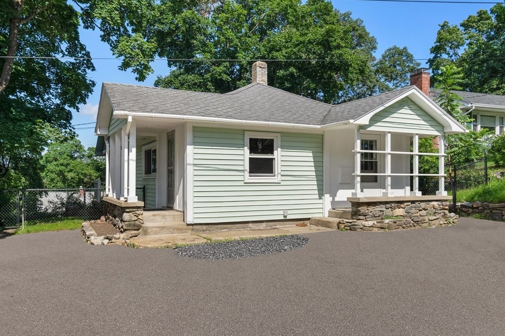 16 Blossom St, Hudson, MA 01749