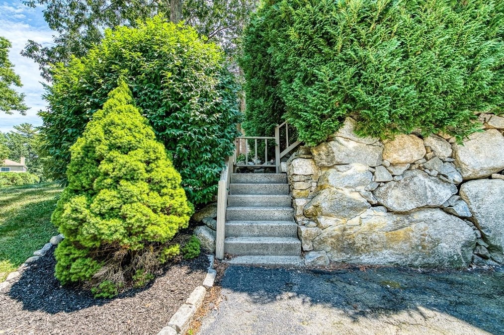 10 Loyalist Dr #10, Uxbridge, MA 01569