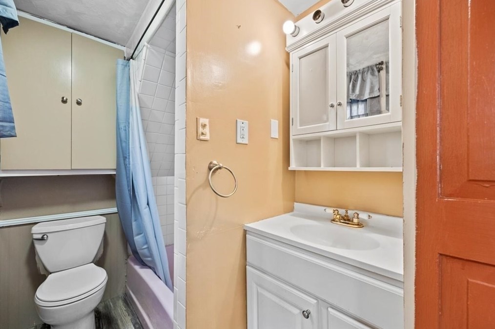 346 Elsbree St, Fall River MA  02720-7230 exterior