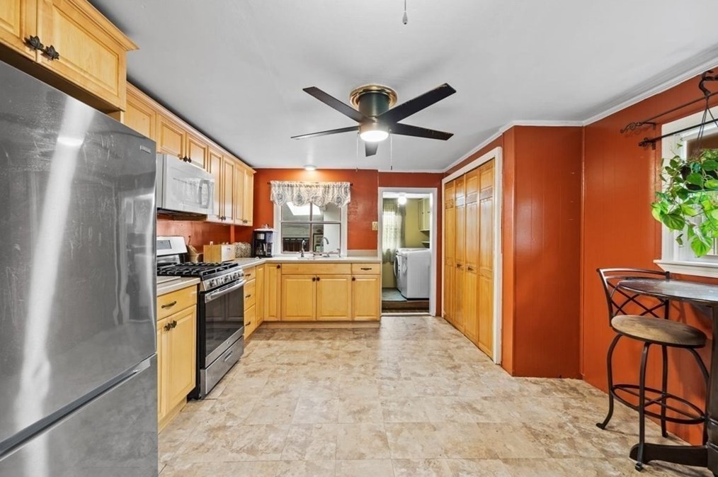 346 Elsbree St, Fall River MA  02720-7230 exterior