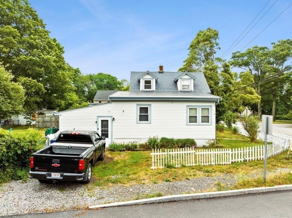 346 Elsbree St, Fall River MA  02720-7230 exterior