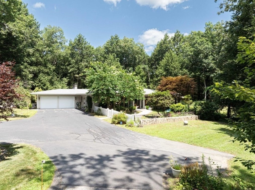 20 Serenity Dr, Uxbridge, MA 01569