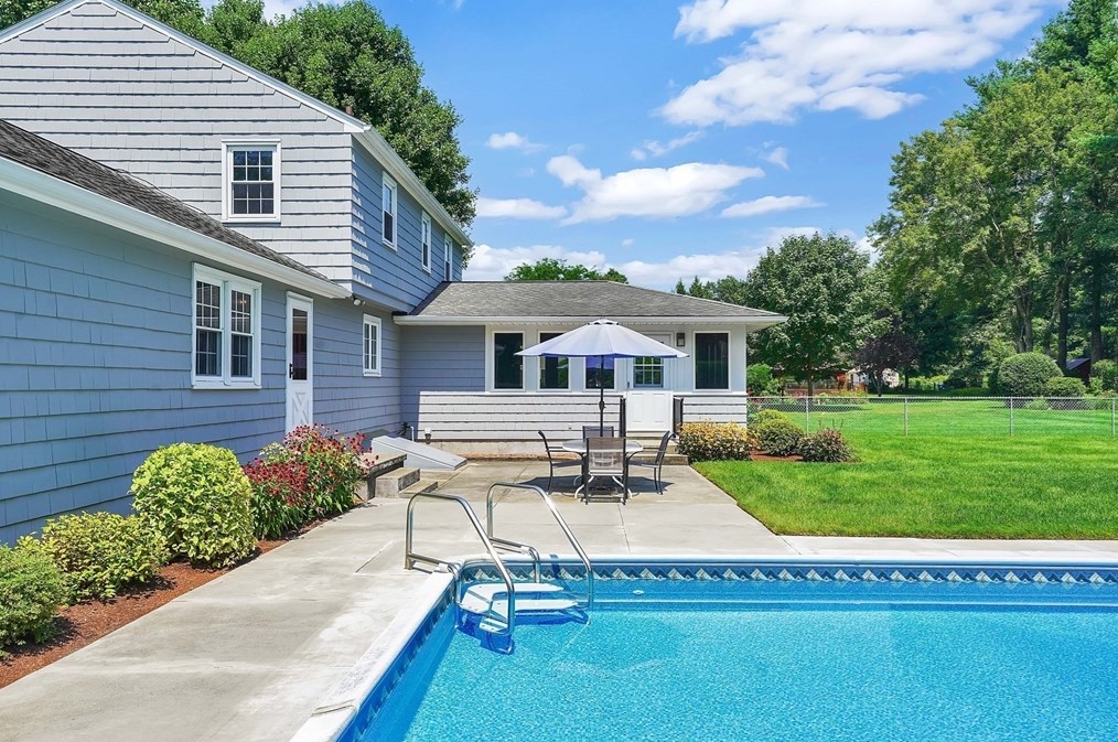 9 Westwood Dr, Wilbraham, MA 01095