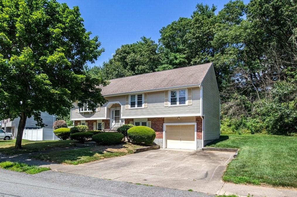 3 Hitching Post Dr, Walpole, MA 02081