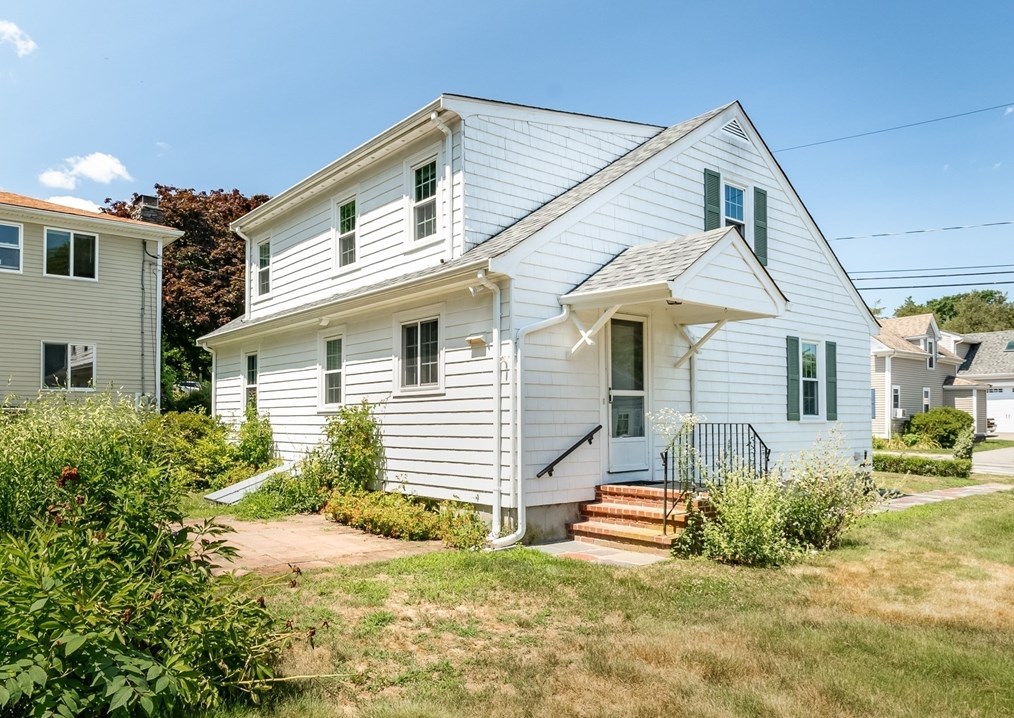 43 Grandview Ave, Fairhaven, MA 02719