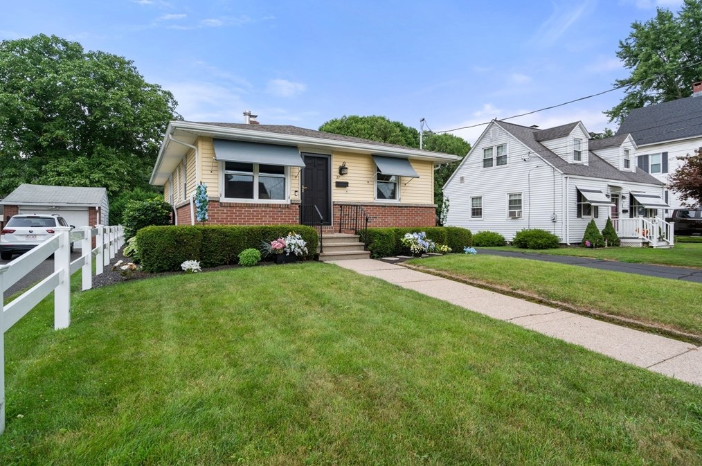 27 Moore St, Chicopee, MA 01013