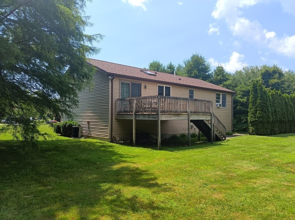 39 Lane Farm Rd, Dartmouth MA 02747-3579 exterior