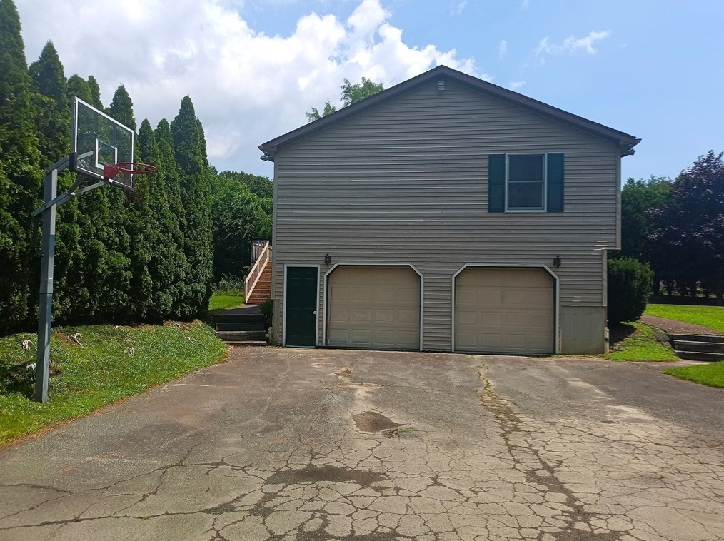 39 Lane Farm Rd, Dartmouth MA 02747-3579 exterior