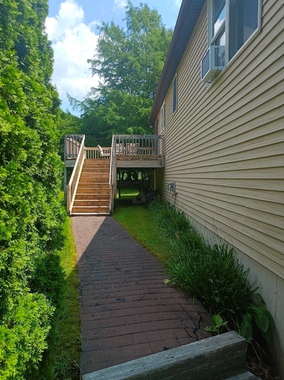 39 Lane Farm Rd, Dartmouth MA 02747-3579 exterior