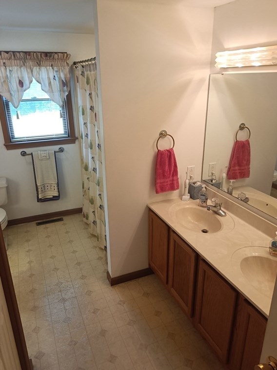 39 Lane Farm Rd, Dartmouth MA 02747-3579 exterior