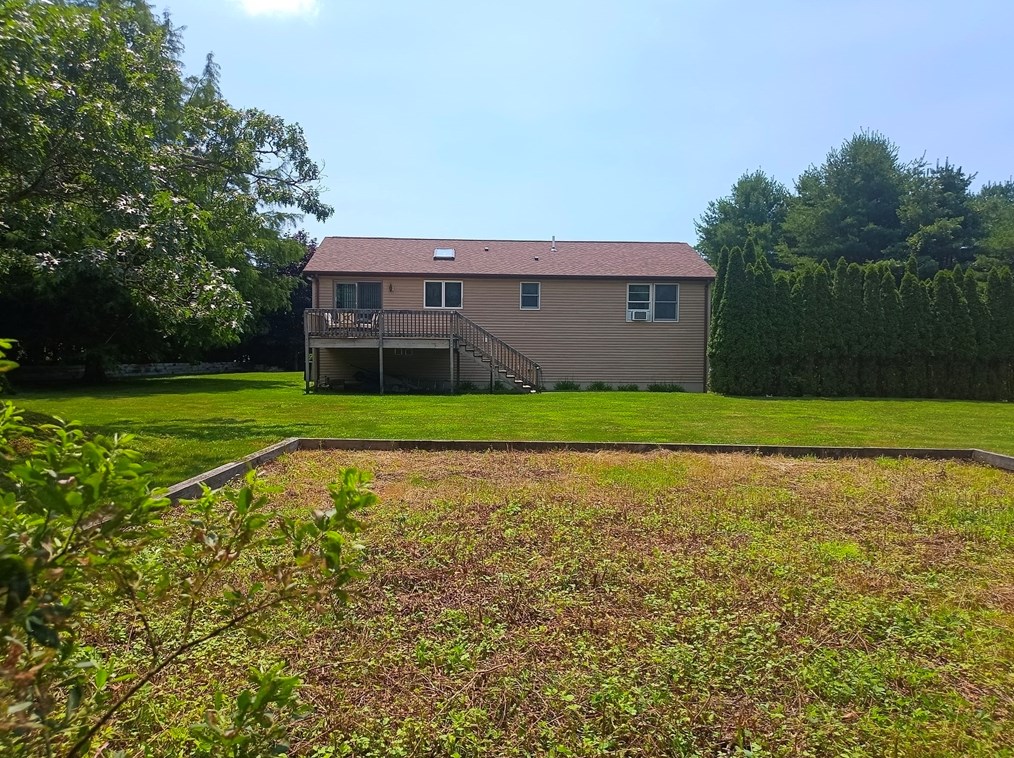 39 Lane Farm Rd, Dartmouth MA 02747-3579 exterior