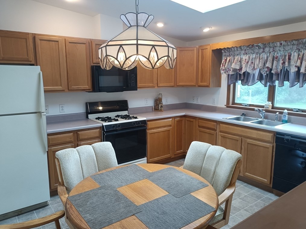 39 Lane Farm Rd, Dartmouth MA 02747-3579 exterior