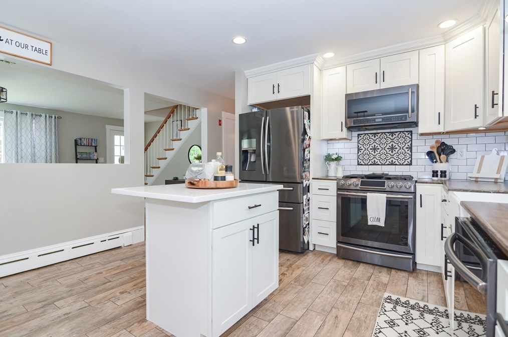 48 Tremont St, Dartmouth MA 02748-2432 exterior