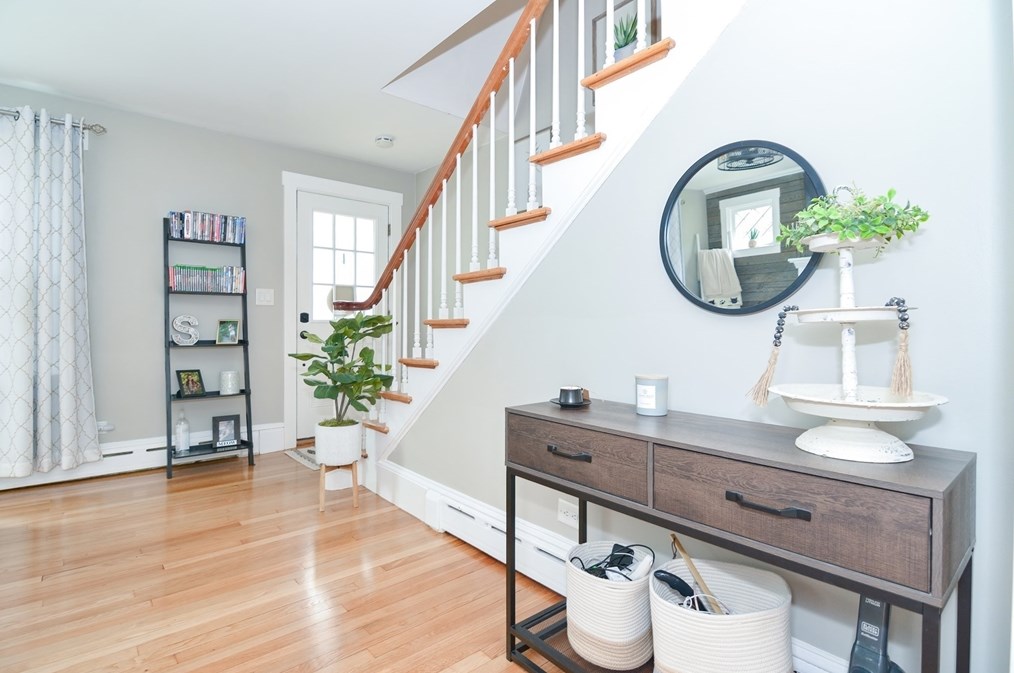 48 Tremont St, Dartmouth MA 02748-2432 exterior