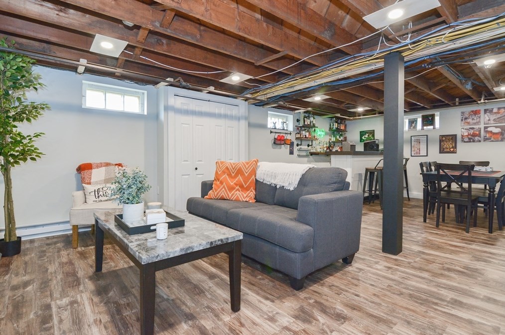 48 Tremont St, Dartmouth MA 02748-2432 exterior