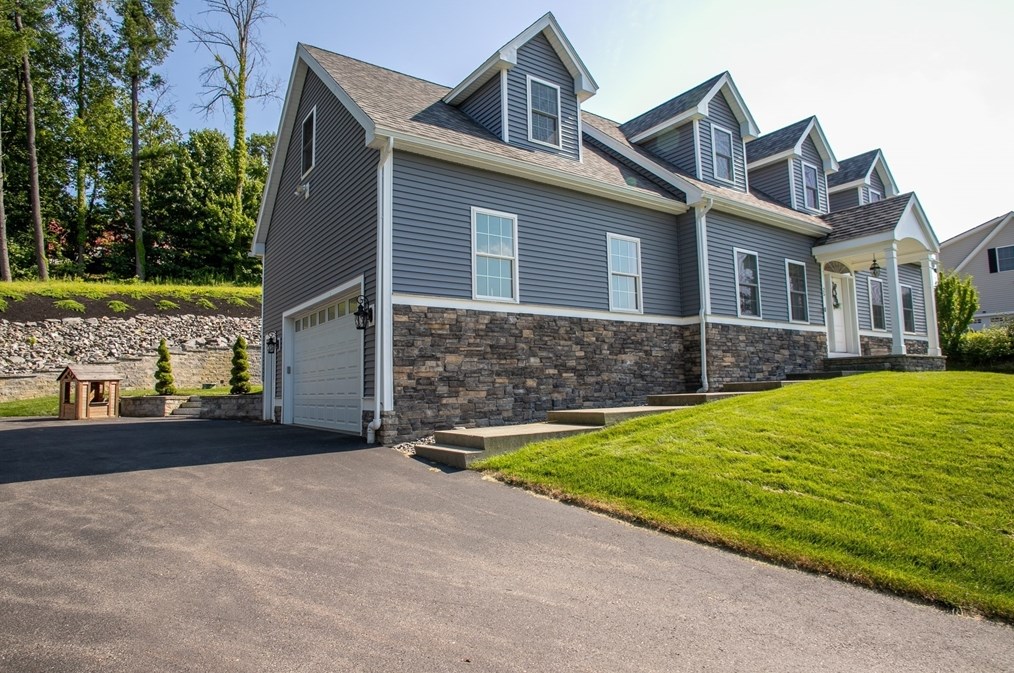 25 Royal Oaks Way, Leominster, MA 01453