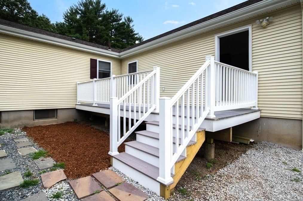 505 Old Post Rd, Walpole MA  02081-4243 exterior