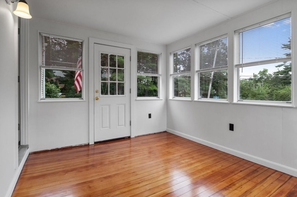 505 Old Post Rd, Walpole MA  02081-4243 exterior