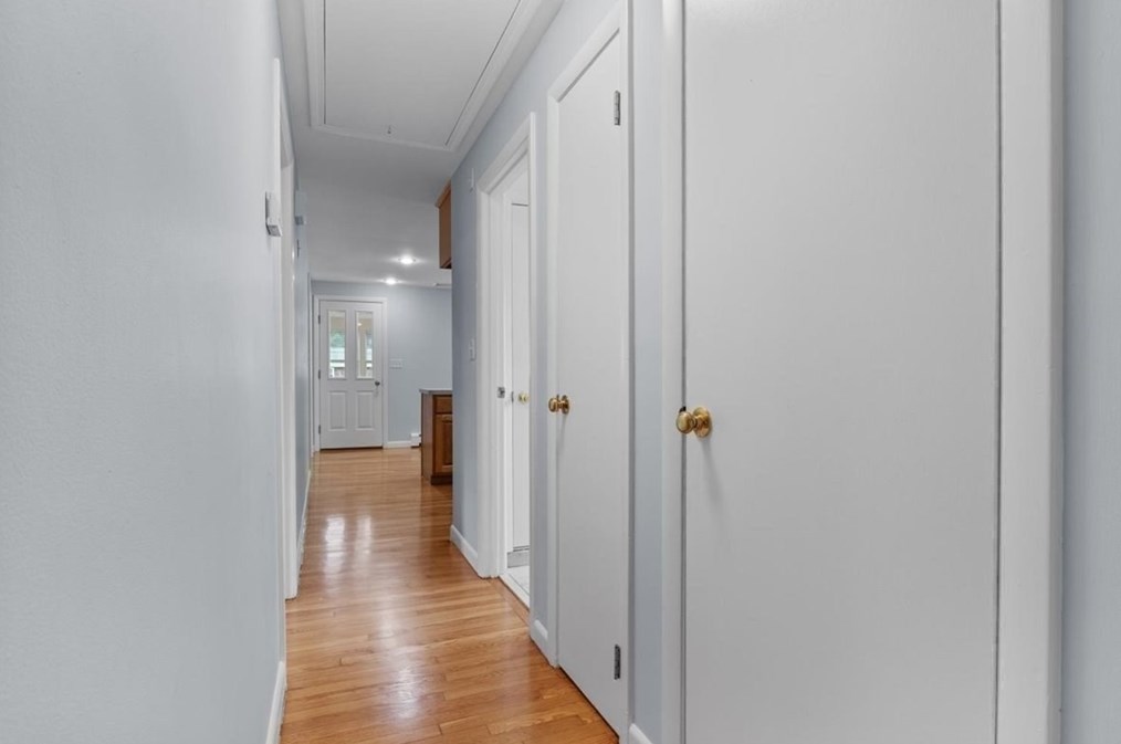 505 Old Post Rd, Walpole MA  02081-4243 exterior