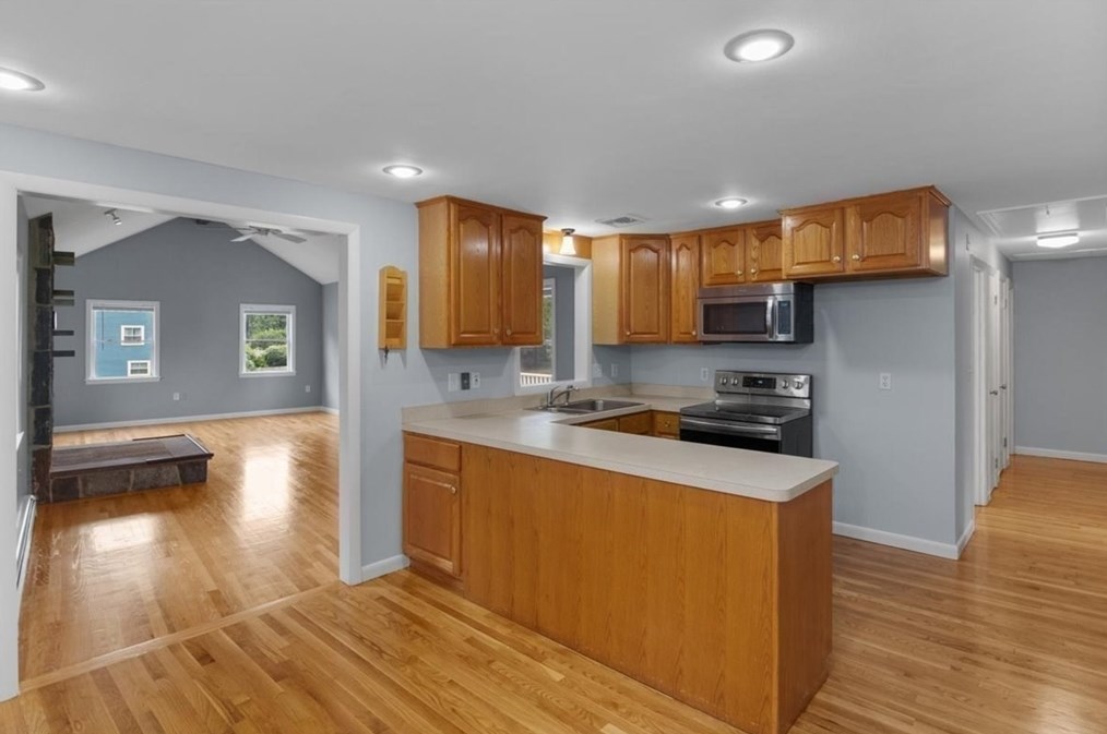 505 Old Post Rd, Walpole MA  02081-4243 exterior