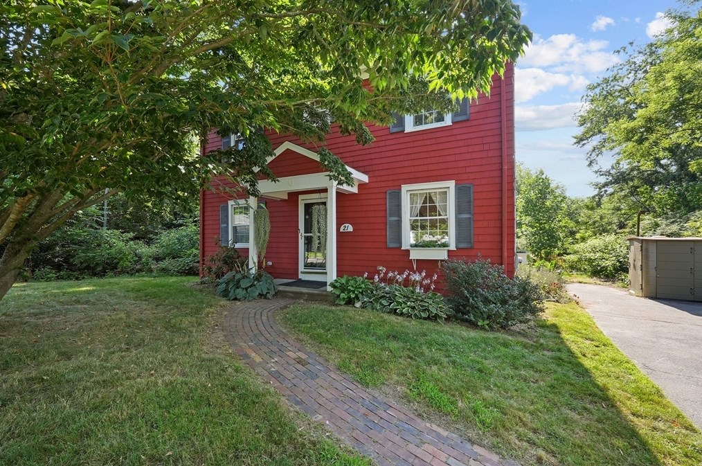 21 Vinnicum Rd, Swansea, MA 02777 exterior