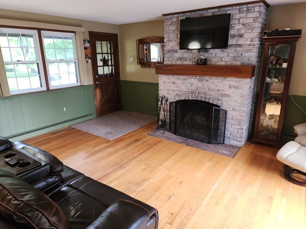 6 Gunn Geary Ln, Agawam, MA 01001