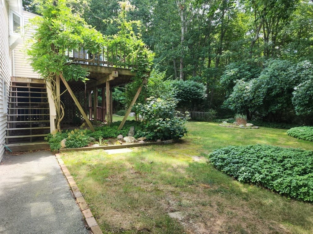 31 Schooner Dr, Dartmouth, MA 02748 exterior