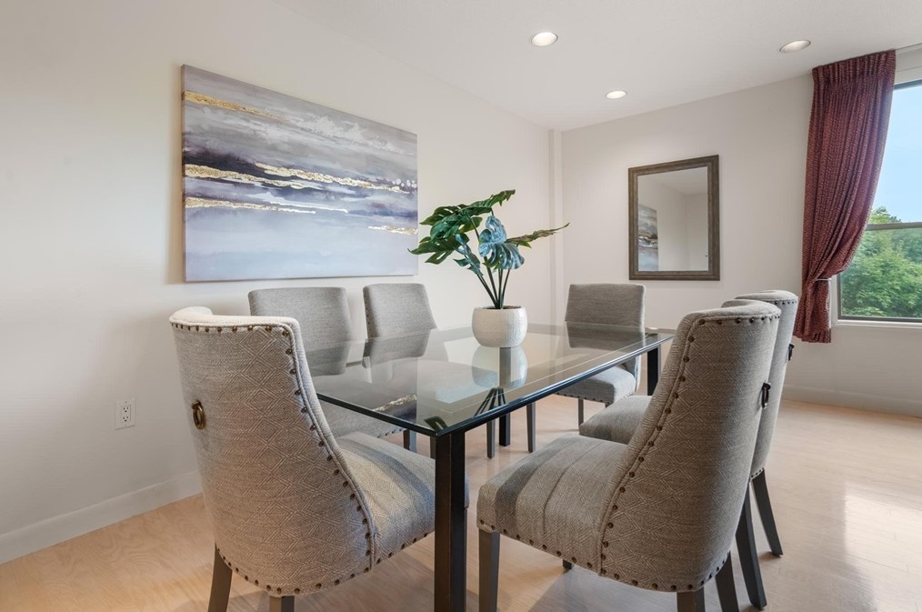 210 Nahanton St #421, Newton, MA 02459