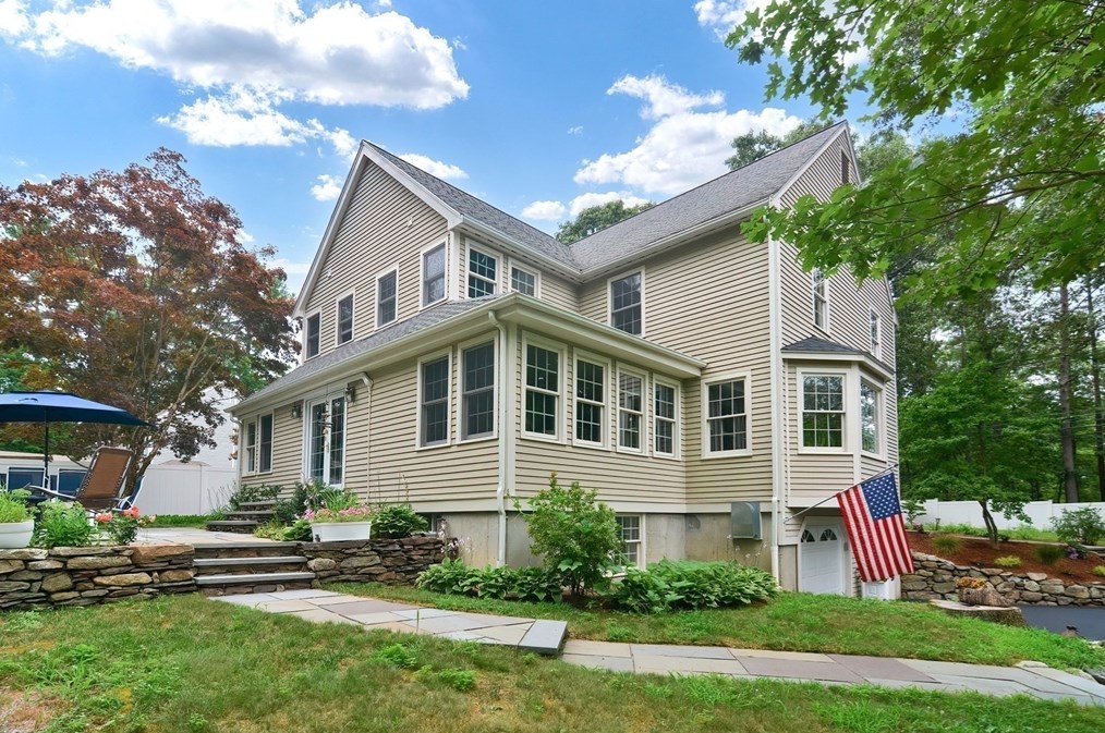 52 Harding St, Medfield, MA 02052-1200
