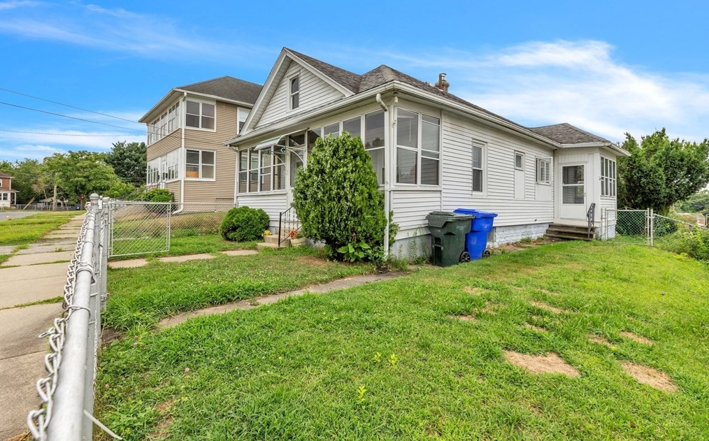 96 Lyons St, Springfield, MA 01151