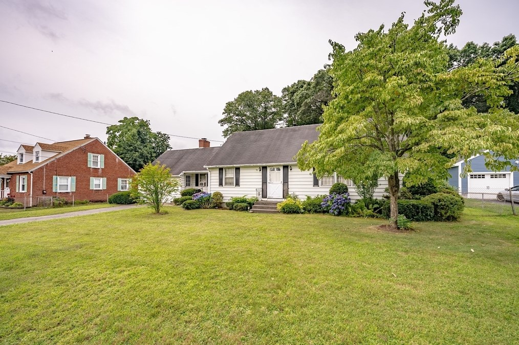 37 Oak Hill Ave, Agawam, MA 01001