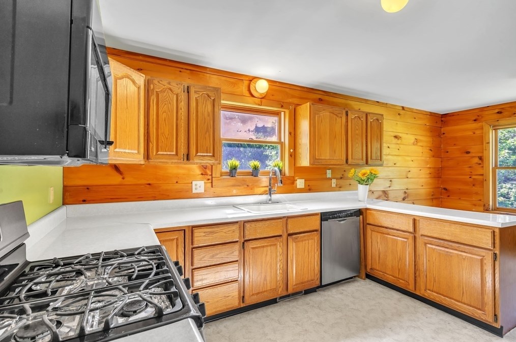 127 Pelham Rd, Amherst MA 01002-9777 exterior