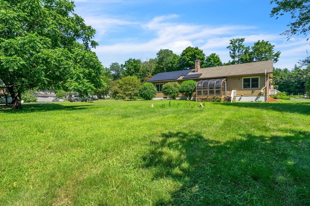 127 Pelham Rd, Amherst MA 01002-9777 exterior