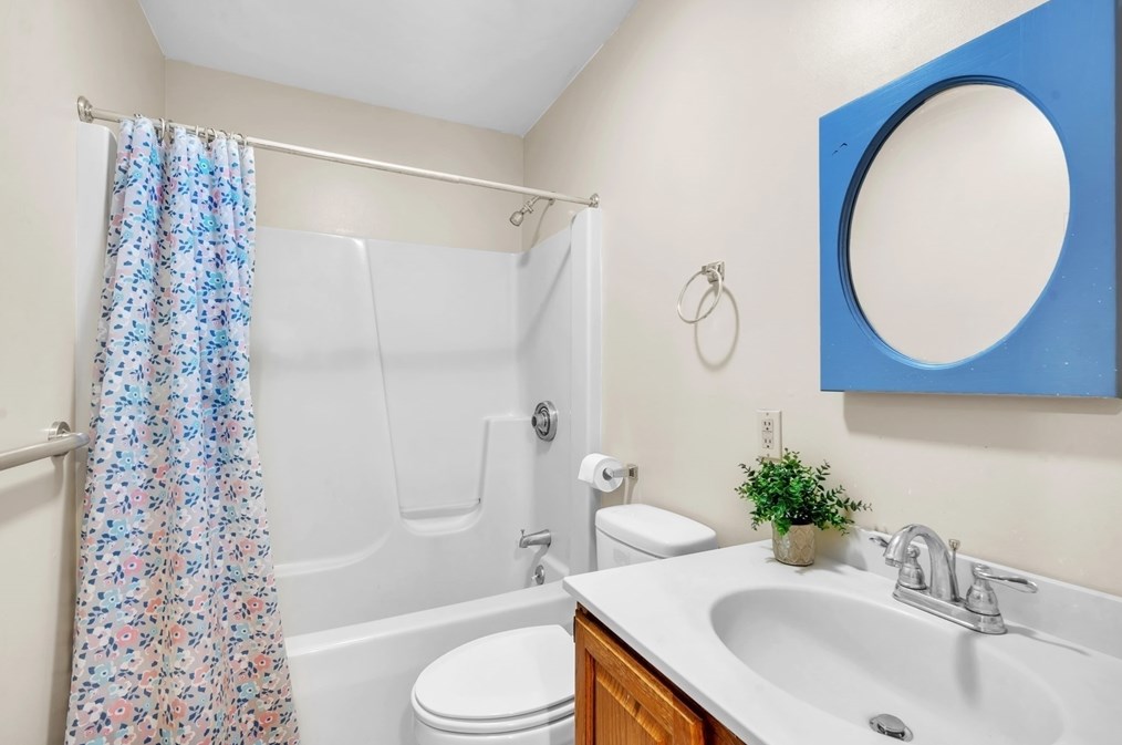 127 Pelham Rd, Amherst MA 01002-9777 exterior