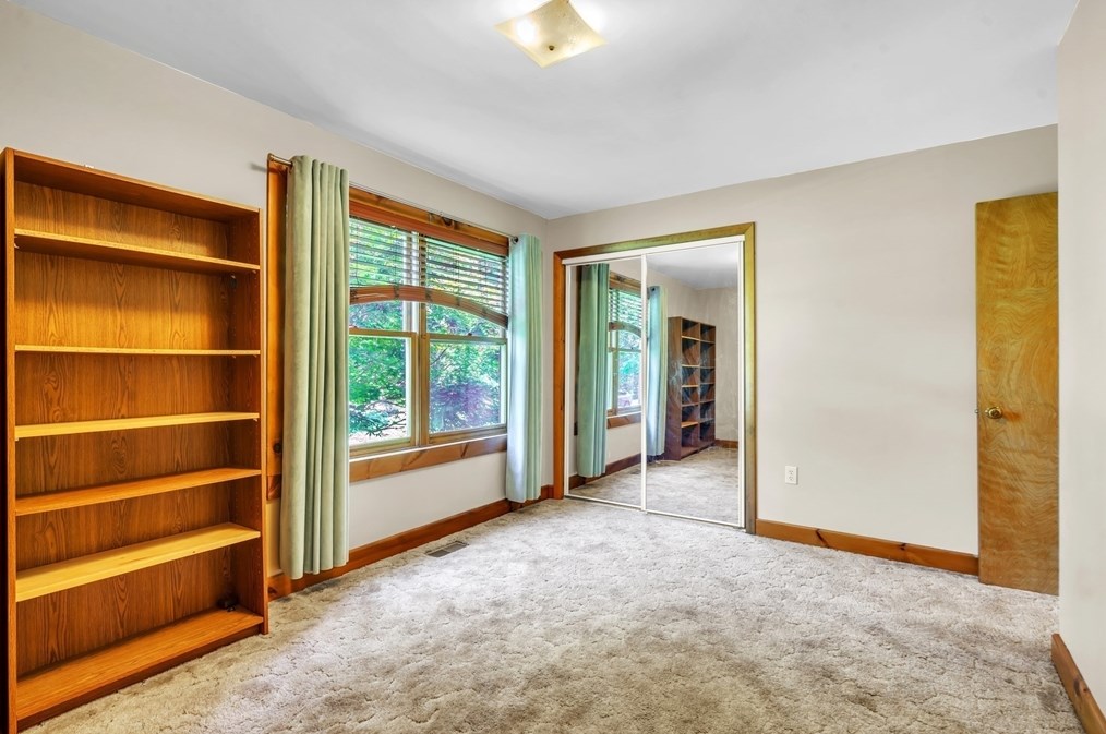 127 Pelham Rd, Amherst MA 01002-9777 exterior