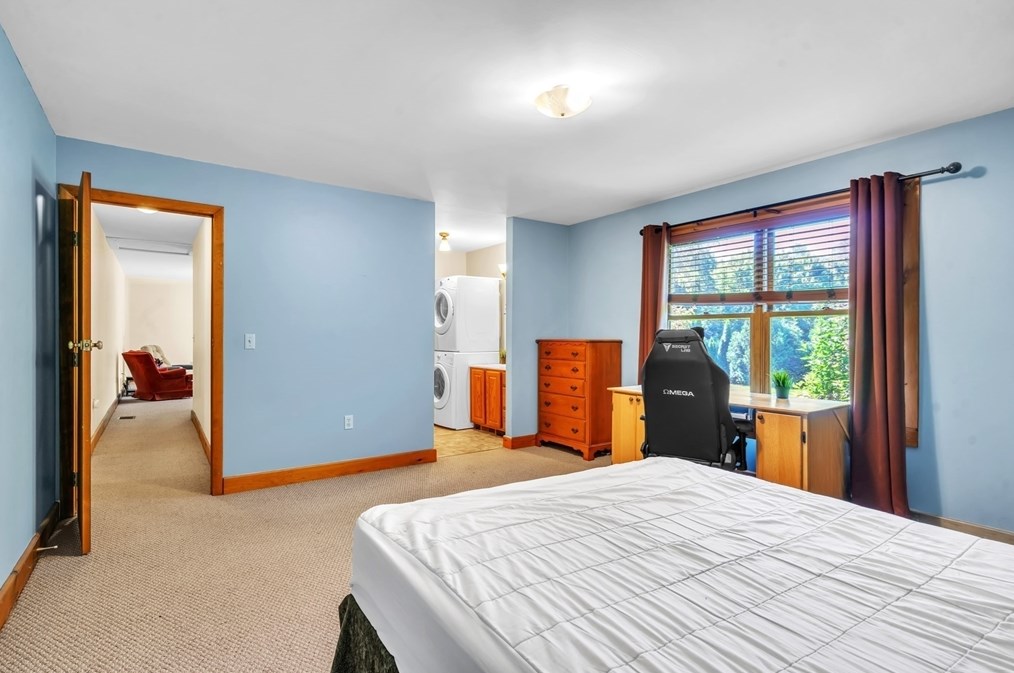 127 Pelham Rd, Amherst MA 01002-9777 exterior