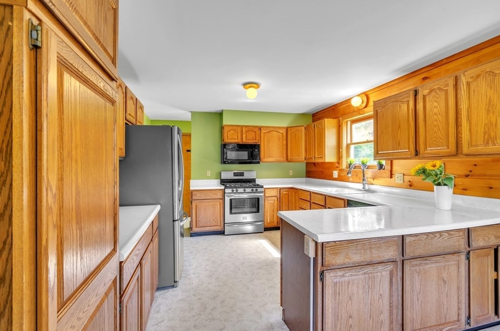 127 Pelham Rd, Amherst MA 01002-9777 exterior