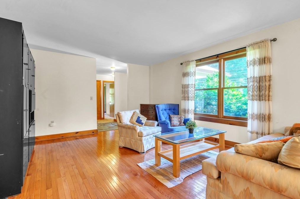 127 Pelham Rd, Amherst MA 01002-9777 exterior