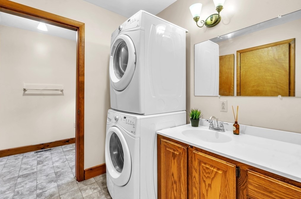 127 Pelham Rd, Amherst MA 01002-9777 exterior