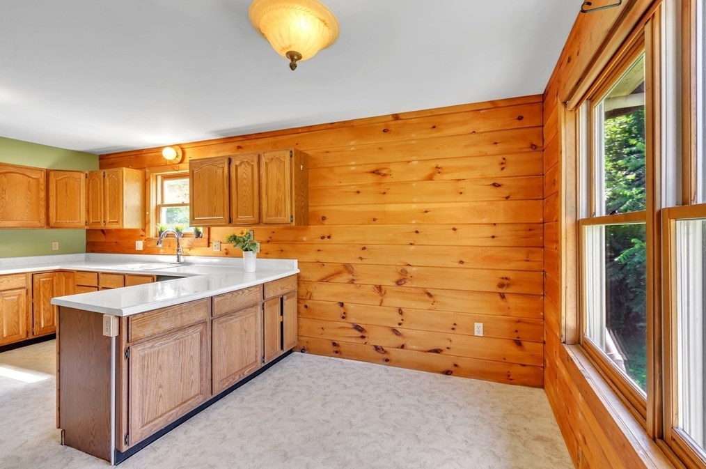 127 Pelham Rd, Amherst MA 01002-9777 exterior