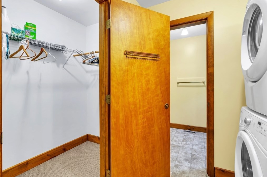 127 Pelham Rd, Amherst MA 01002-9777 exterior