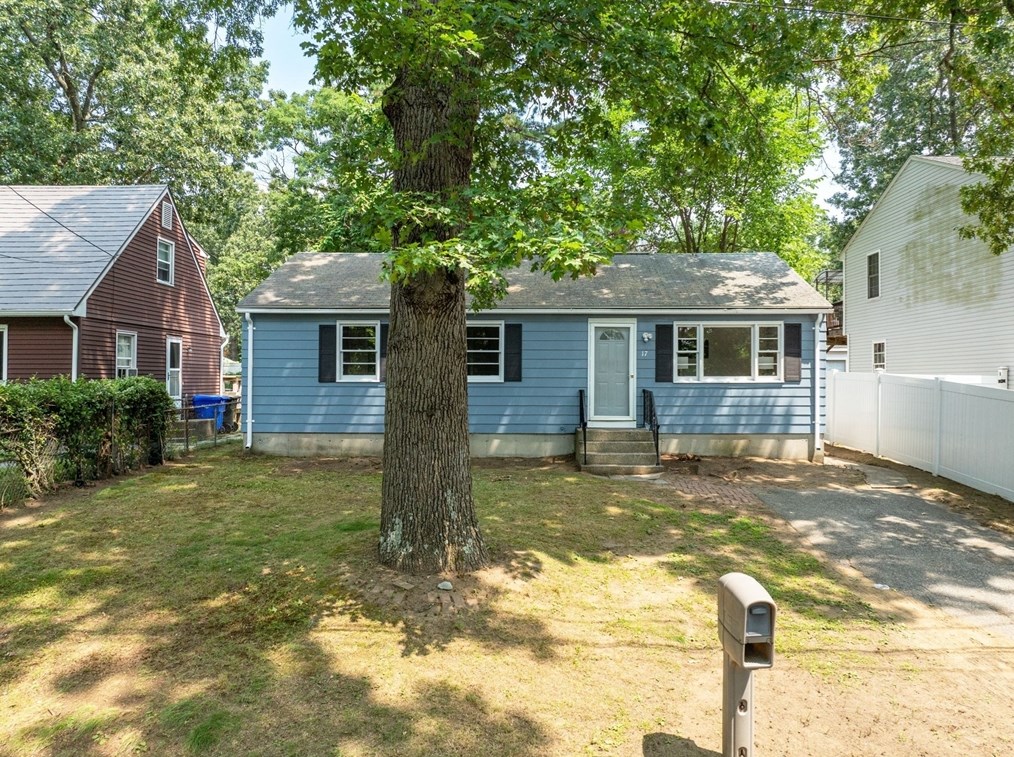 17 Delmore St, Springfield, MA 01109