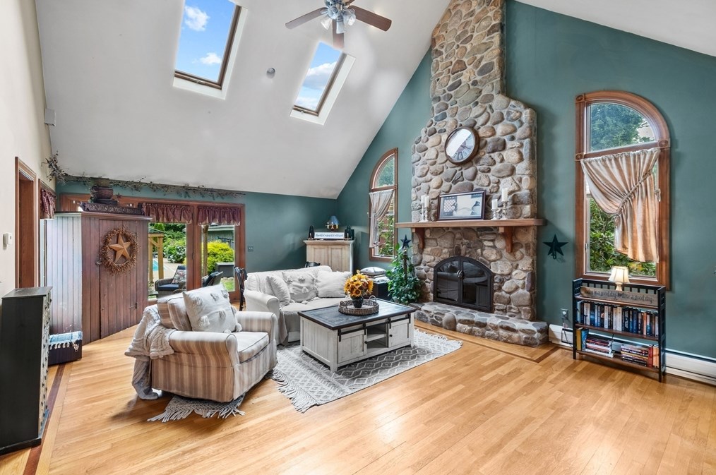 355 Snipatuit Rd, Rochester, MA 02770