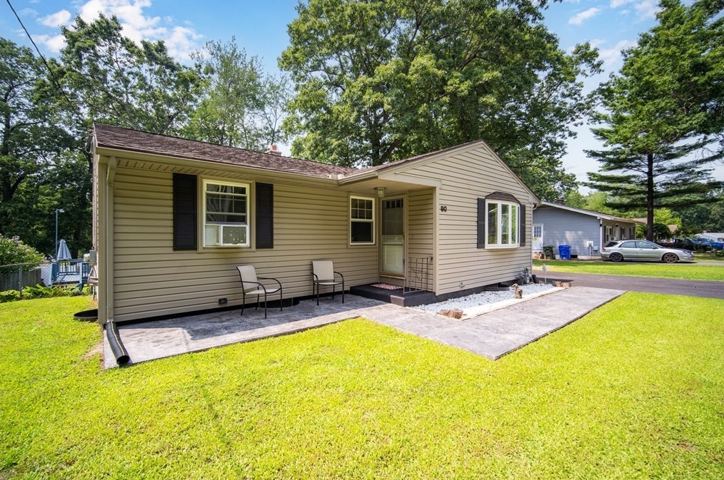 90 Hillside Dr, Springfield, MA 01118