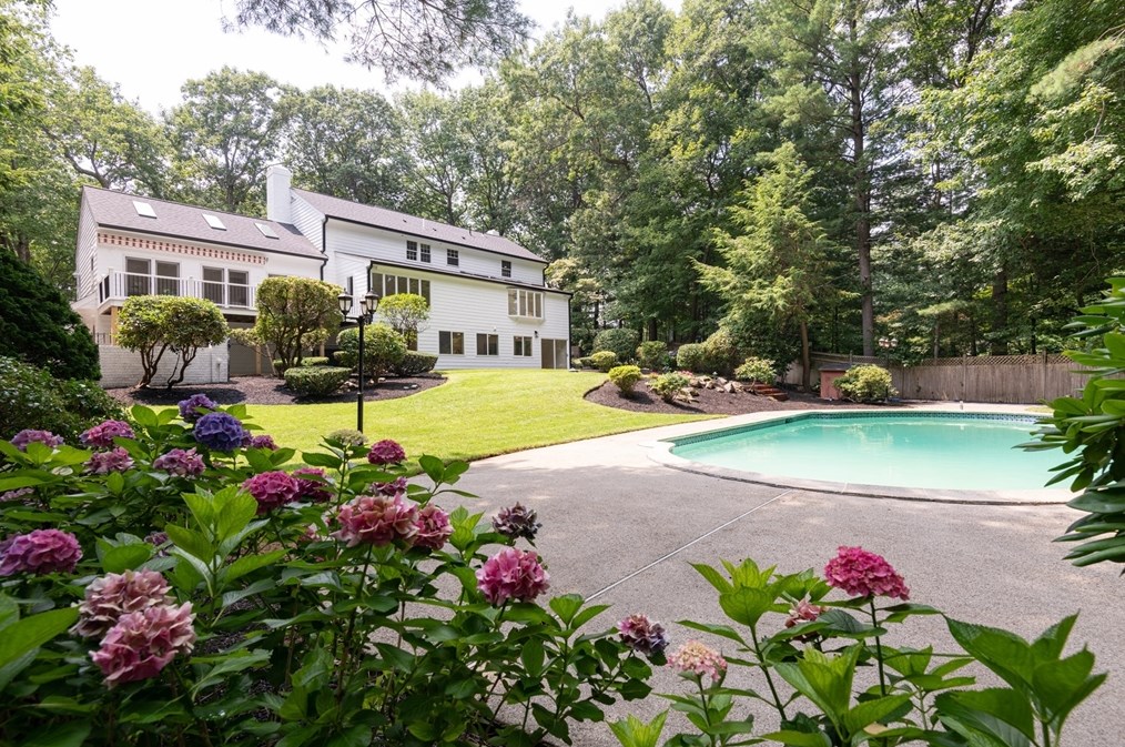 48 Grey Ln, Lynnfield, MA 01940