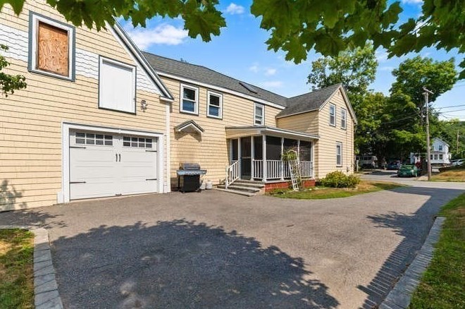 27 Pearl St, Amesbury MA  01913-3100 exterior