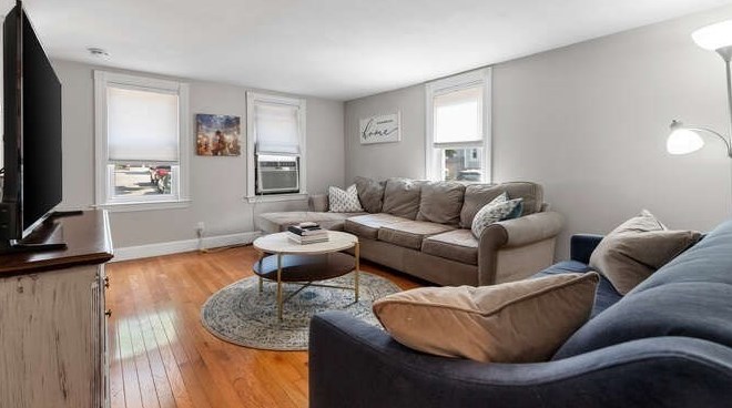 27 Pearl St, Amesbury MA  01913-3100 exterior